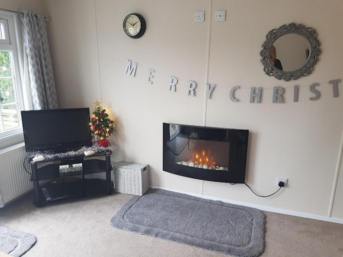 Lovely 2-bed Chalet At Robinhood Retreat Free Park
